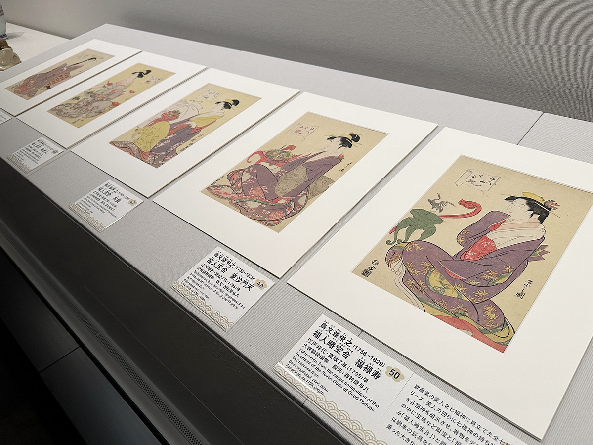 静嘉堂文庫美術館「初春を祝う ― 七福うさぎがやってくる!」会場より (左奥から)鳥文斎栄之《福人宝合 弁財天》 / 鳥文斎栄之《福人宝合 寿老人》 / 鳥文斎栄之《福人宝合 布袋》 / 鳥文斎栄之《福人宝合 毘沙門天》 / 鳥文斎栄之《福人略宝合 福禄寿》いずれも 江戸時代・寛政7年(1795)頃