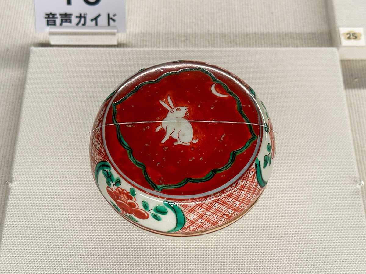静嘉堂文庫美術館「初春を祝う ― 七福うさぎがやってくる!」会場より 漳州窯《呉州赤絵兎文香合》明時代・17世紀