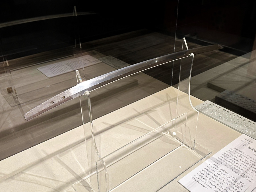永青文庫「揃い踏み 細川の名刀たち ― 永青文庫の国宝登場 ―」会場 《刀 銘 濃州関住兼定作(歌仙兼定)》室町時代(16世紀)