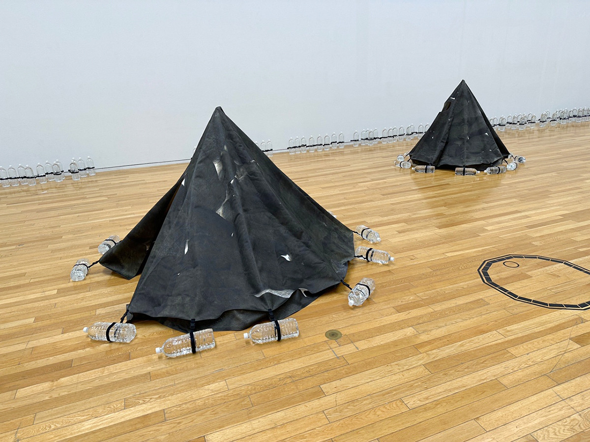 東京オペラシティ アートギャラリー「Sit, Down. Sit Down Please, Sphinx.:泉太郎」会場