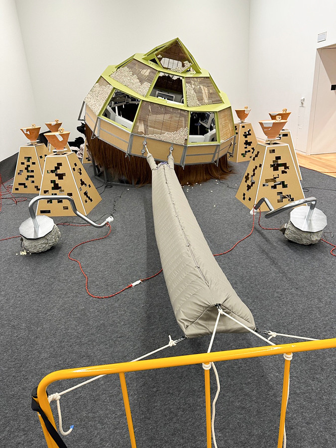 東京オペラシティ アートギャラリー「Sit, Down. Sit Down Please, Sphinx.:泉太郎」会場