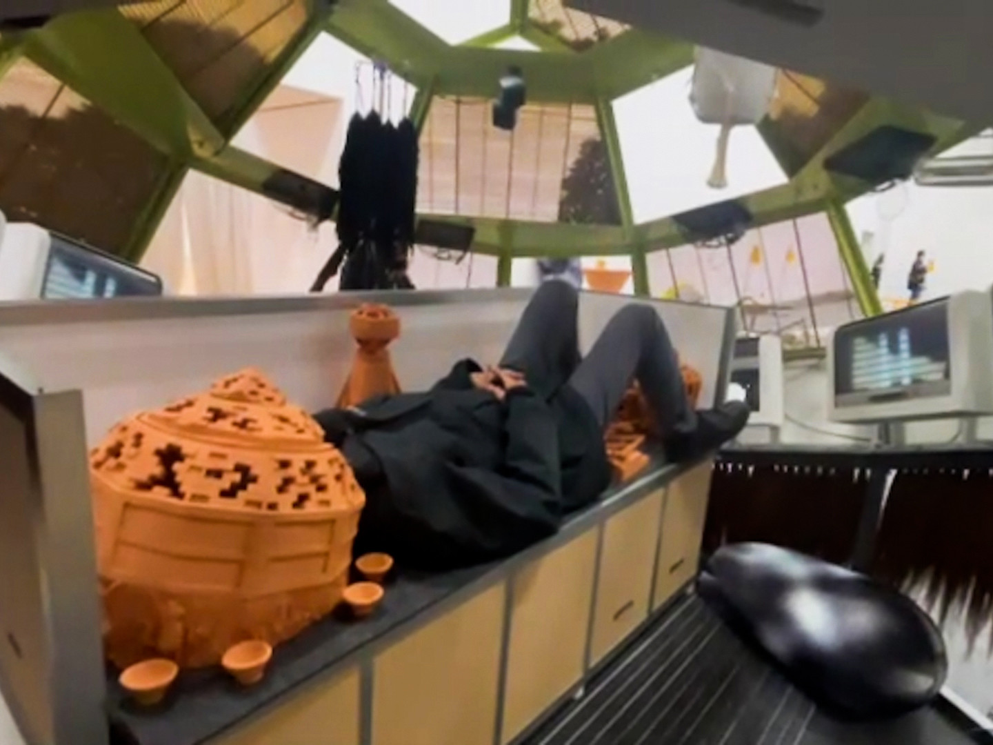 東京オペラシティ アートギャラリー「Sit, Down. Sit Down Please, Sphinx.:泉太郎」会場