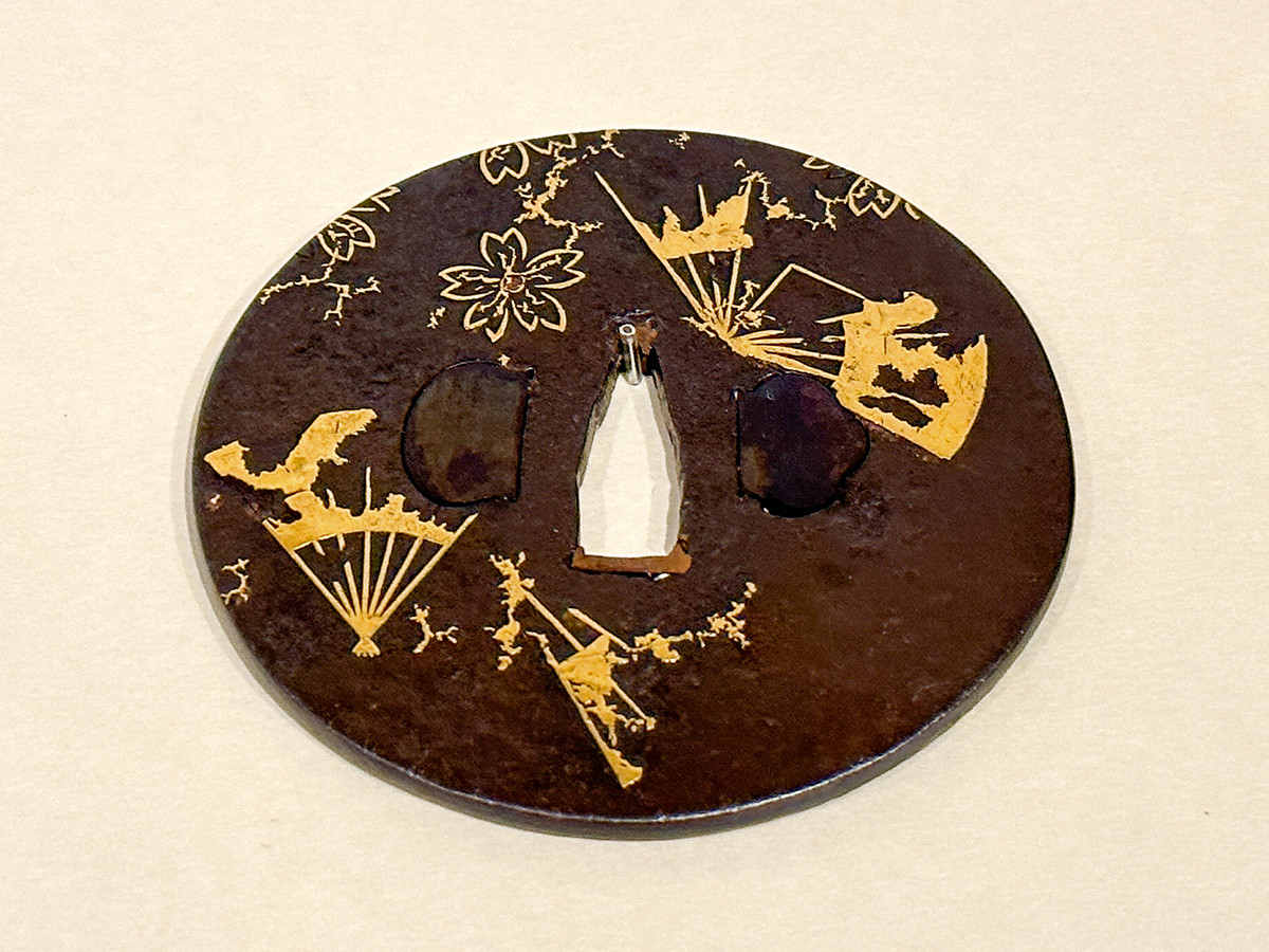 永青文庫「揃い踏み 細川の名刀たち ― 永青文庫の国宝登場 ―」会場より 重要文化財 伝 林又七《桜に破扇図鐔》江戸時代(17世紀)