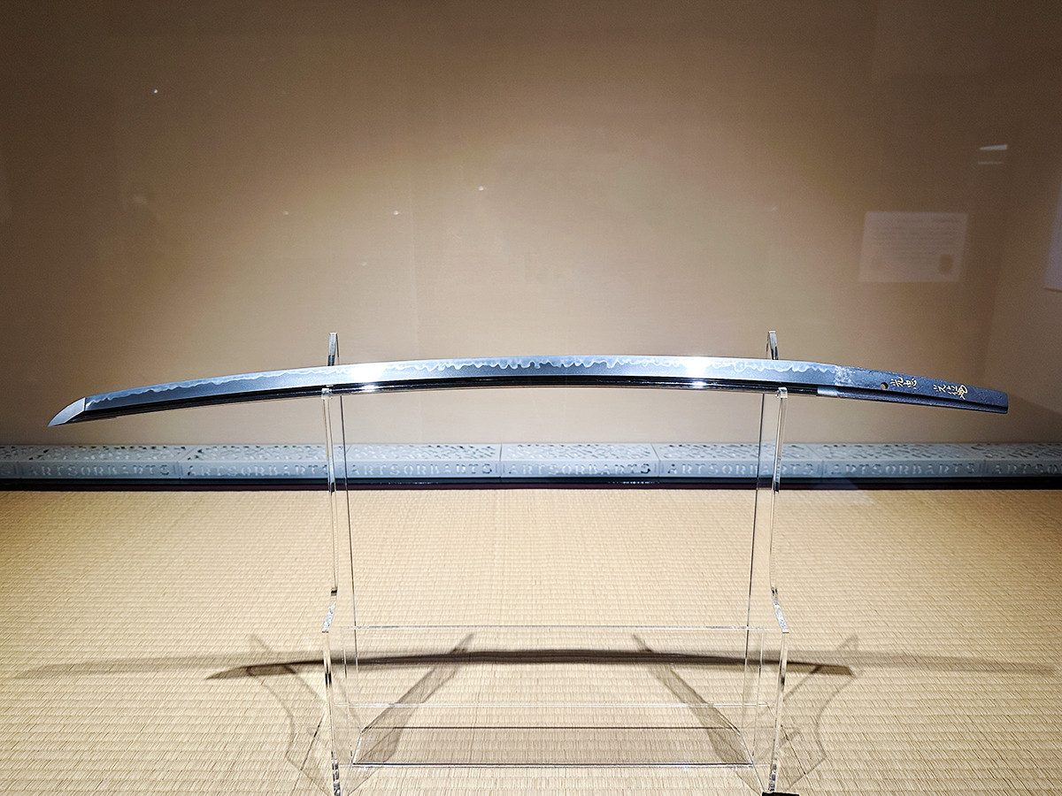 永青文庫「揃い踏み 細川の名刀たち ― 永青文庫の国宝登場 ―」会場より 国宝《刀 金象嵌銘 光忠 光徳(花押) 生駒讃岐守所持(生駒光忠)》鎌倉時代(13世紀)