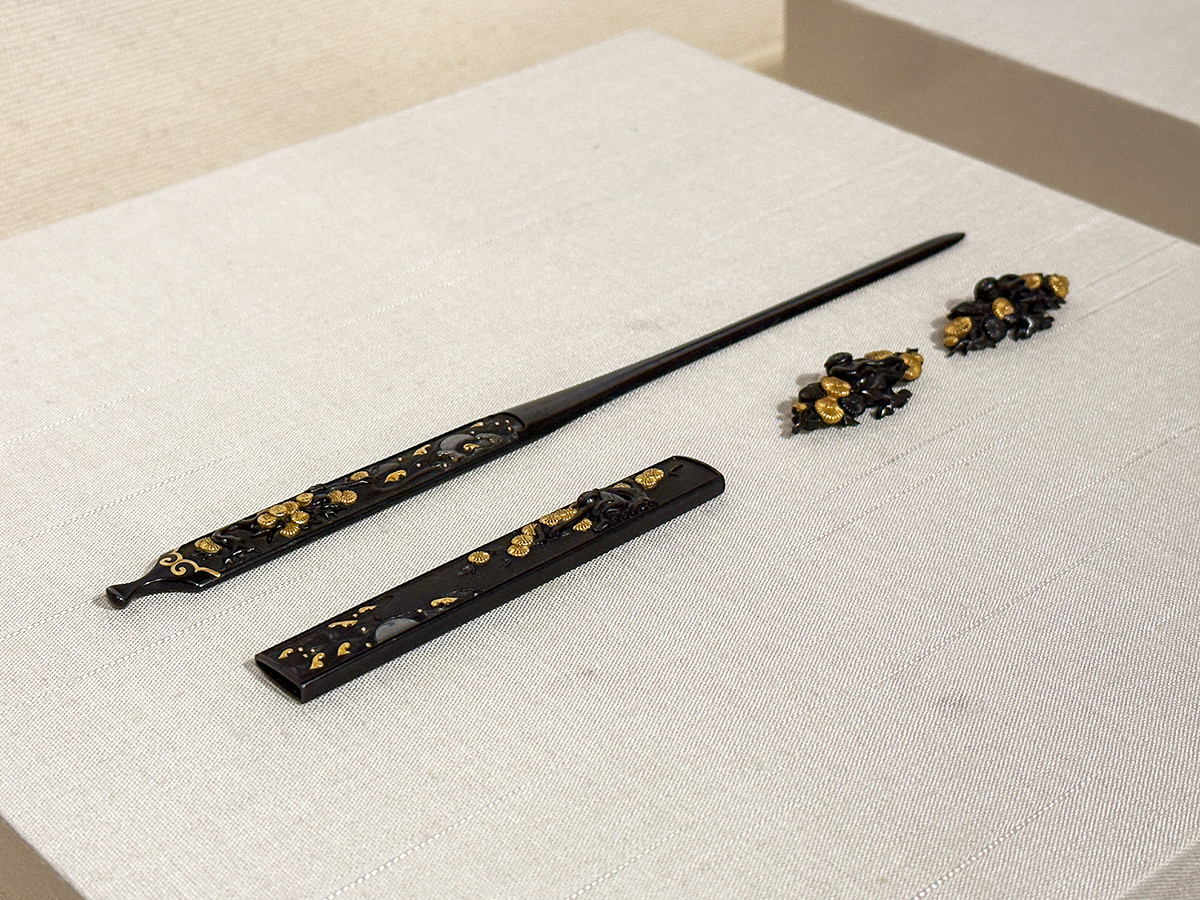 永青文庫「揃い踏み 細川の名刀たち ― 永青文庫の国宝登場 ―」会場より 重要美術品 目貫・笄:後藤乗真 小柄:後藤通乗《猿猴捉月図三所物》目貫・笄:室町時代(16世紀)小柄:宝永7年(1710)