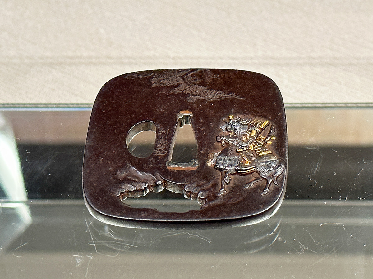 永青文庫「揃い踏み 細川の名刀たち ― 永青文庫の国宝登場 ―」会場より 重要文化財 奈良利寿《牟礼高松図鐔 銘 利壽(花押)》江戸時代(18世紀)