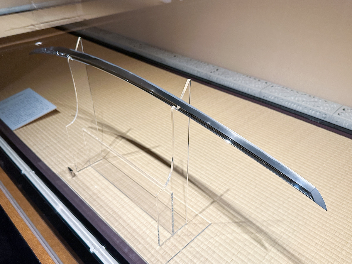 永青文庫「揃い踏み 細川の名刀たち ― 永青文庫の国宝登場 ―」会場より 国宝《太刀 銘 豊後国行平作(古今伝授の太刀)》平安~鎌倉時代(12~13世紀)