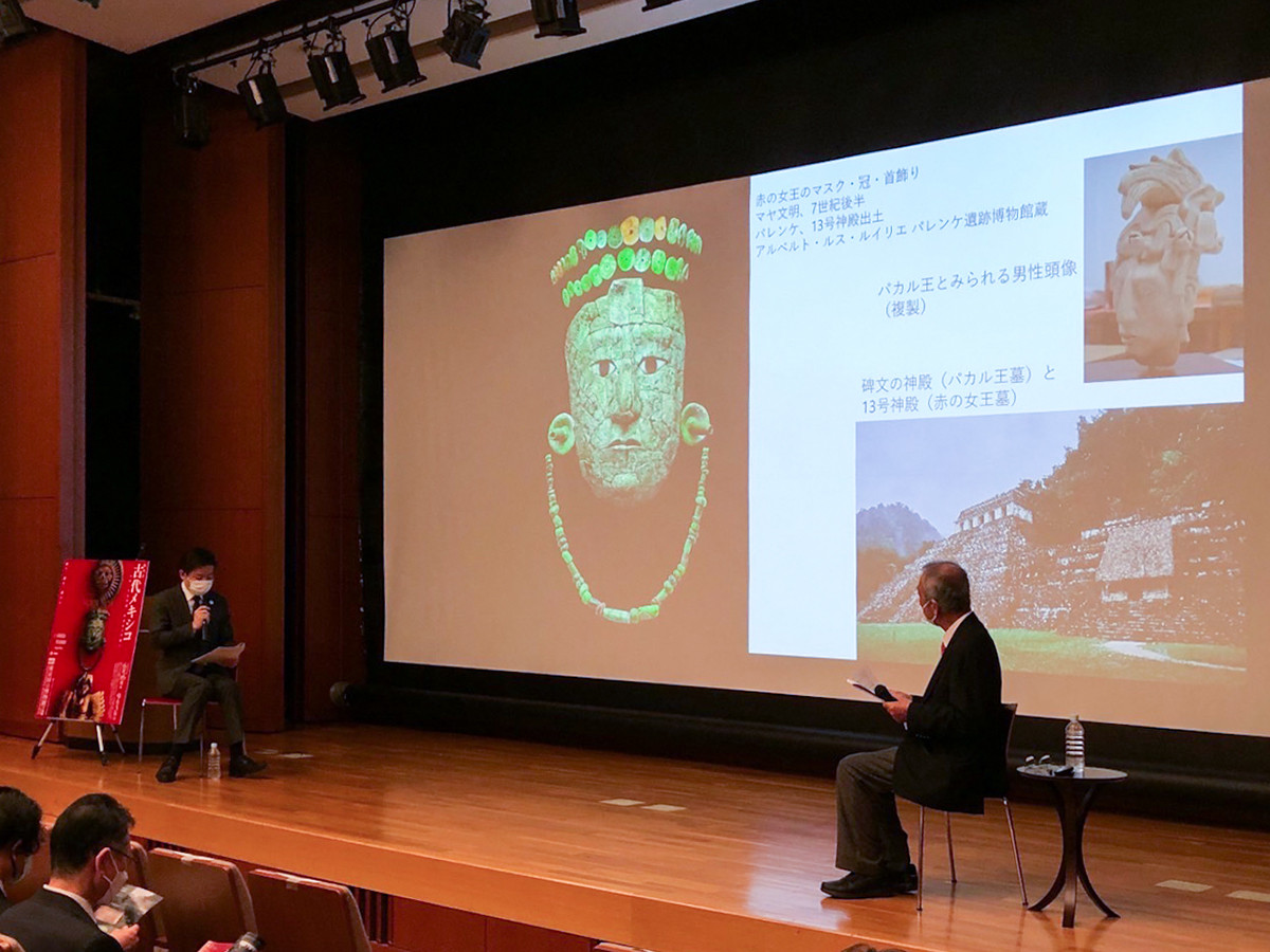 (ステージ左奥)東京国立博物館 学芸研究部調査研究課考古室長 井出浩正 / (ステージ右)岡山大学 文明動態学研究所特任教授、アリゾナ州立大学研究教授 杉山三郎