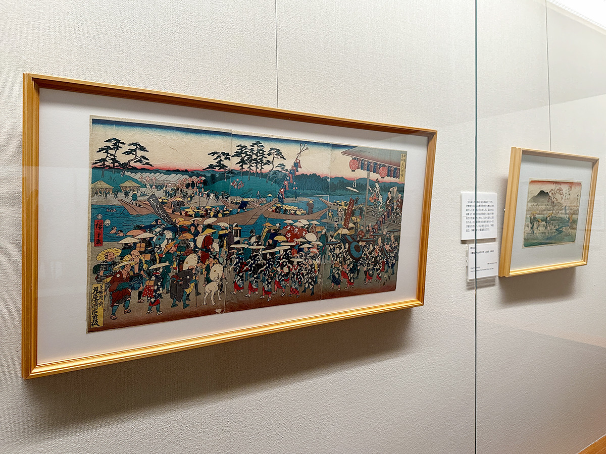 太田記念美術館「広重おじさん図譜」会場より　（左手前）歌川広重《伊勢参宮宮川の渡し》安政2年（1855）4月