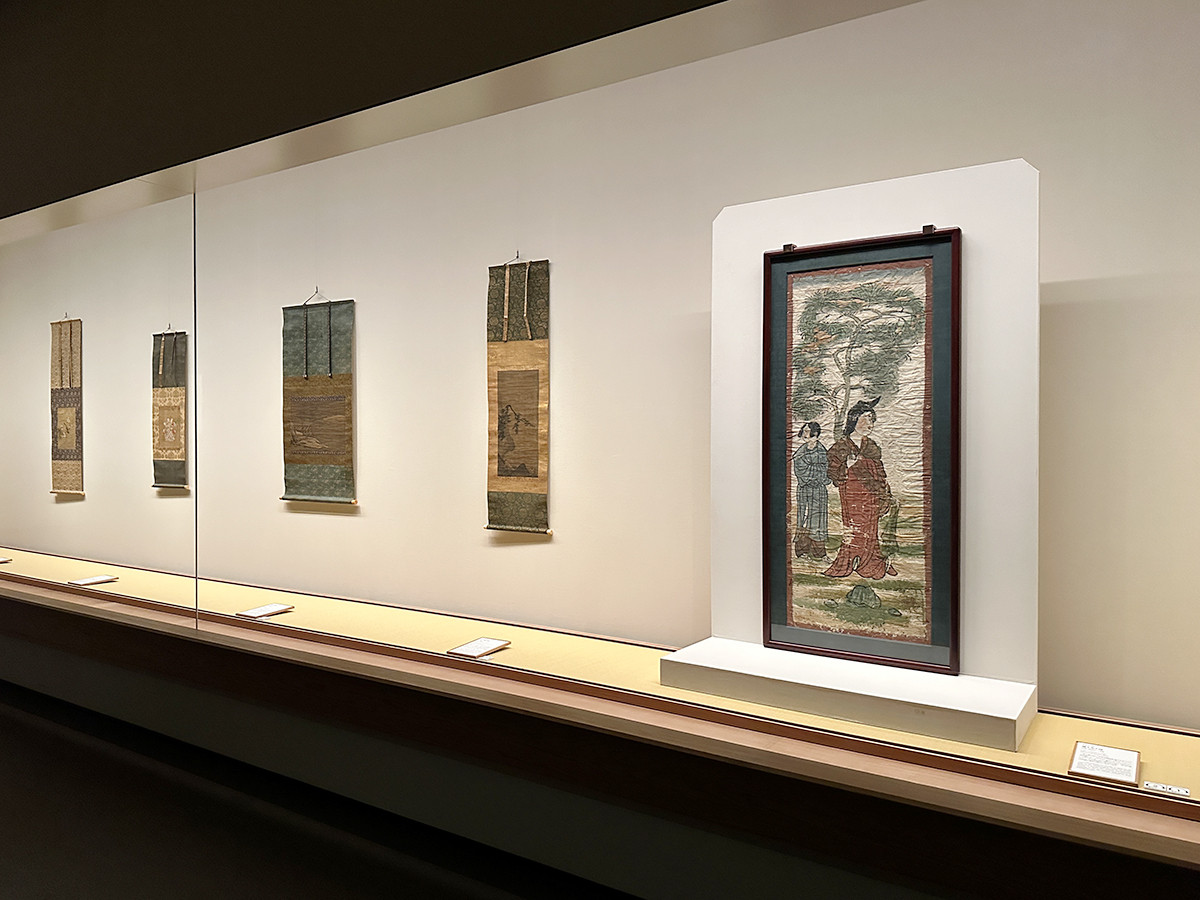 （右端）MOA美術館　名品展 国宝「紅白梅図屏風」会場より　重要文化財《樹下美人図》中国 唐時代 8世紀