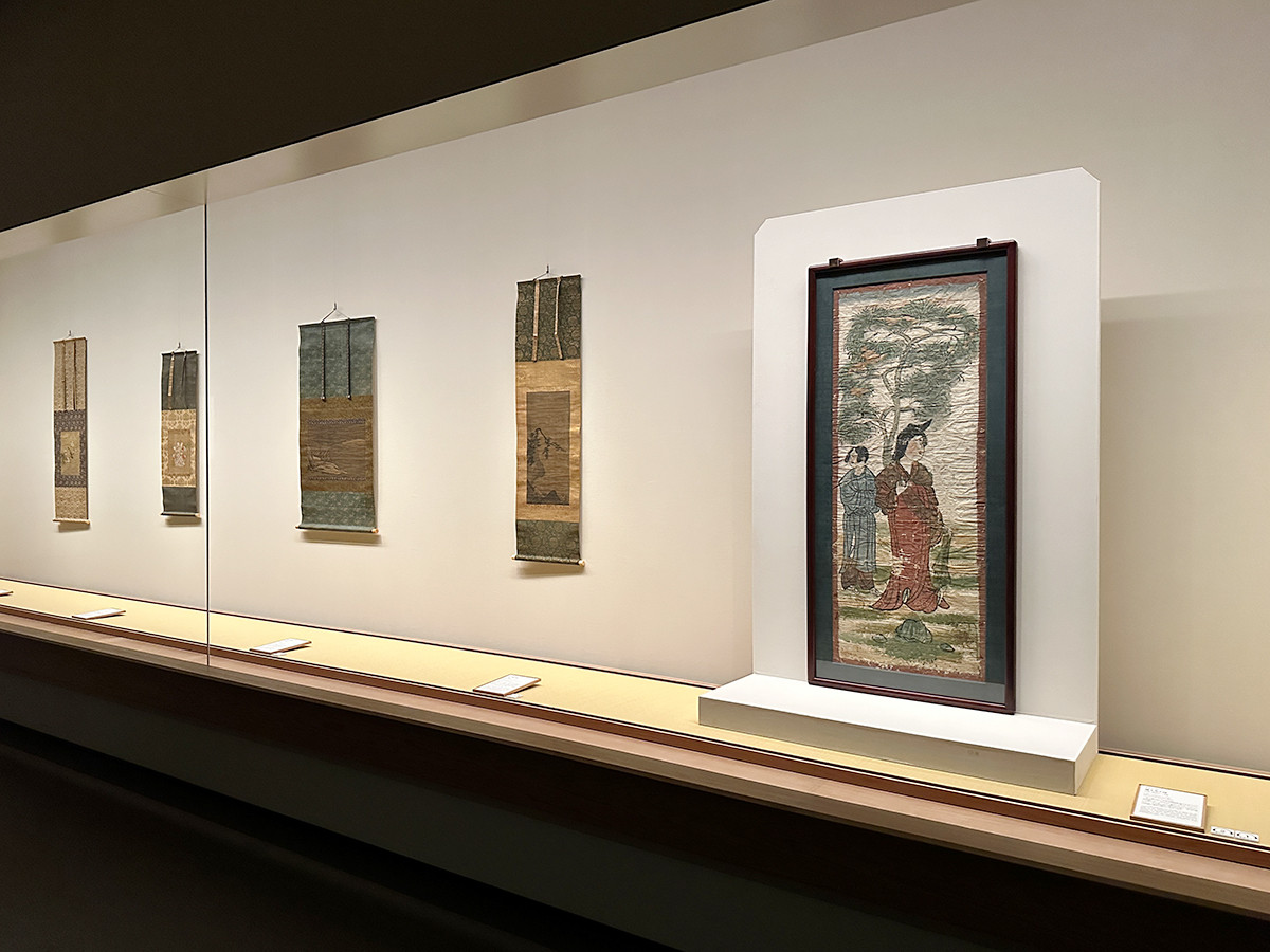 (右端)MOA美術館 名品展 国宝「紅白梅図屏風」会場より 重要文化財《樹下美人図》中国 唐時代 8世紀