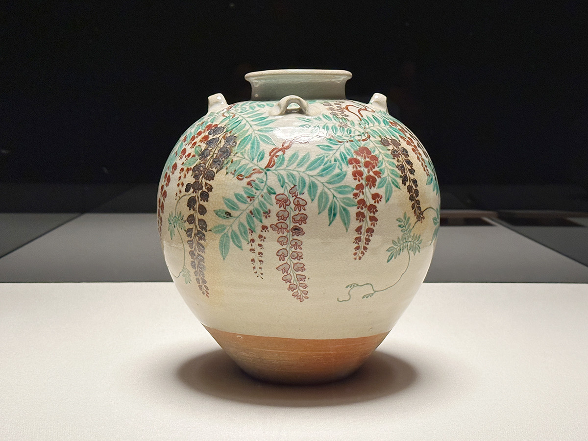 MOA美術館 名品展 国宝「紅白梅図屏風」会場より 国宝《色絵藤花文茶壺》野々村仁清 江戸時代