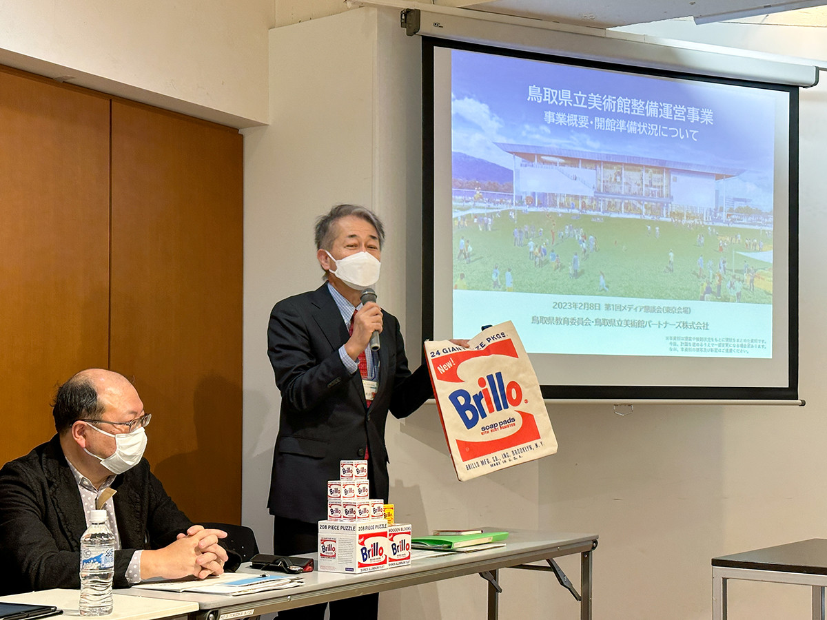 （左から）尾﨑信一郎（鳥取県教育委員会 美術館整備局 美術振興監） ／ 梅田雅彦（鳥取県教育委員会 美術館整備局長）