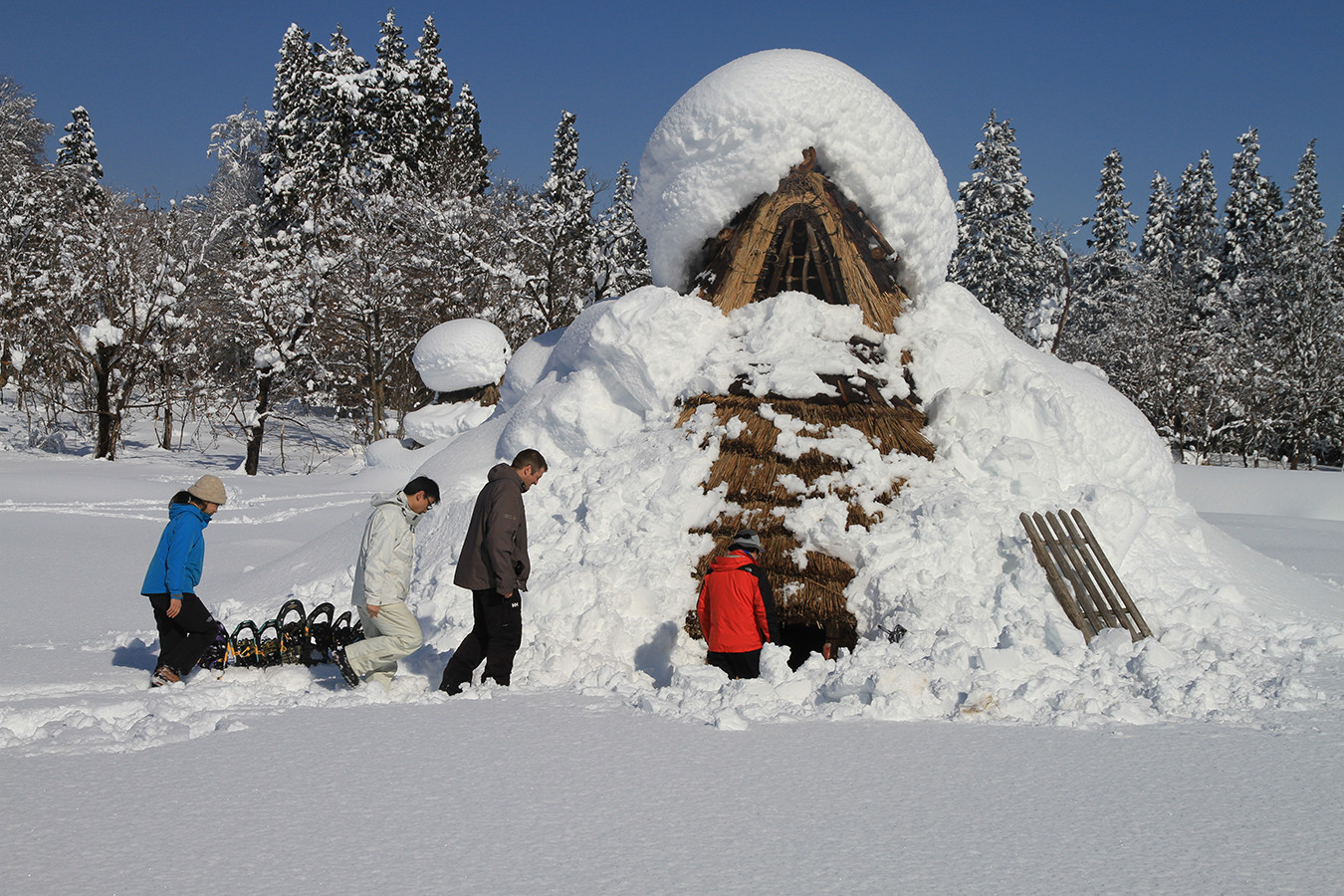 農と縄文の体験実習館 なじょもん　冬の縄文ムラの竪穴住居をスノーシューで訪れる