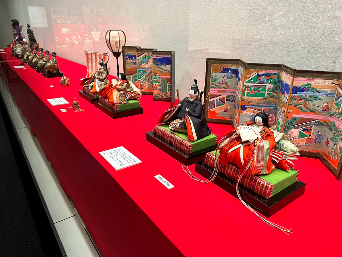 三井記念美術館「三井家のおひなさま」会場