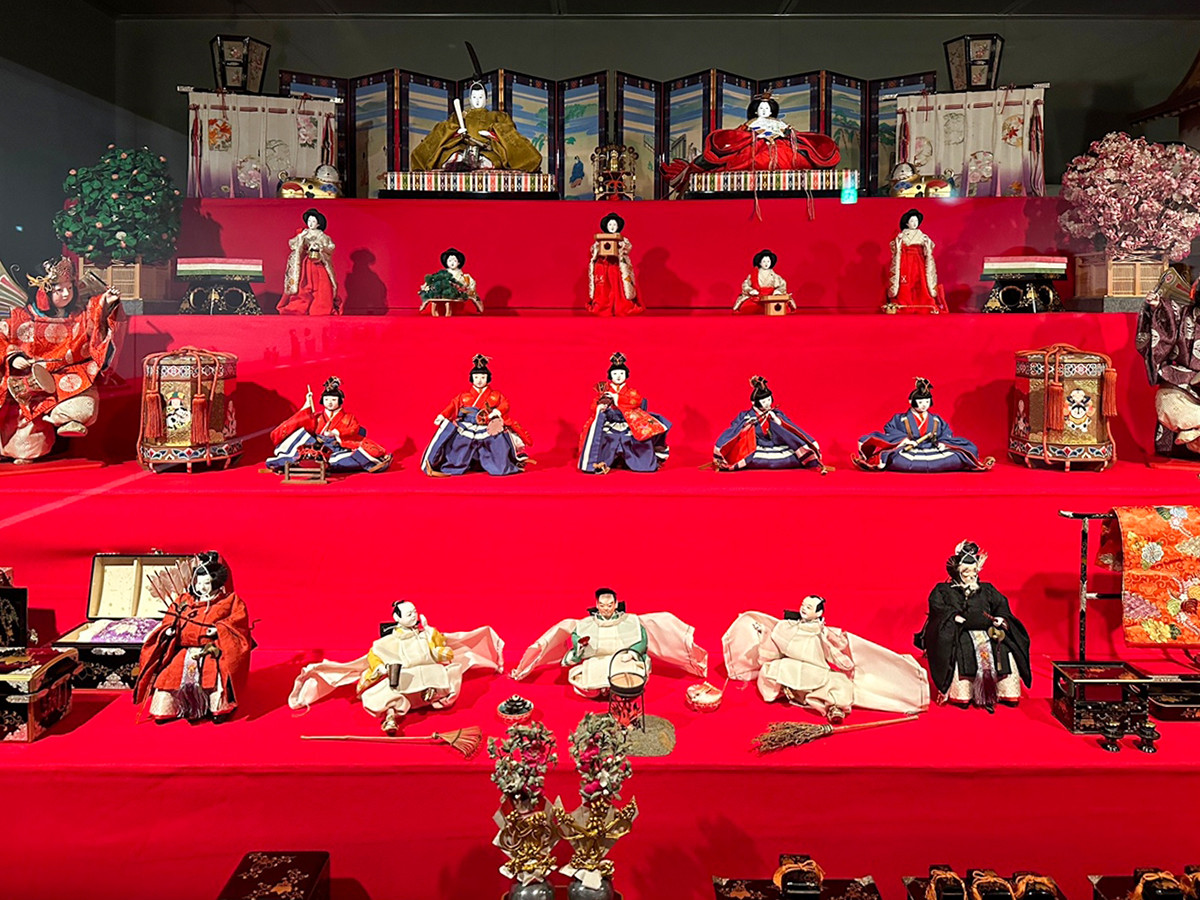 三井記念美術館「三井家のおひなさま」会場
