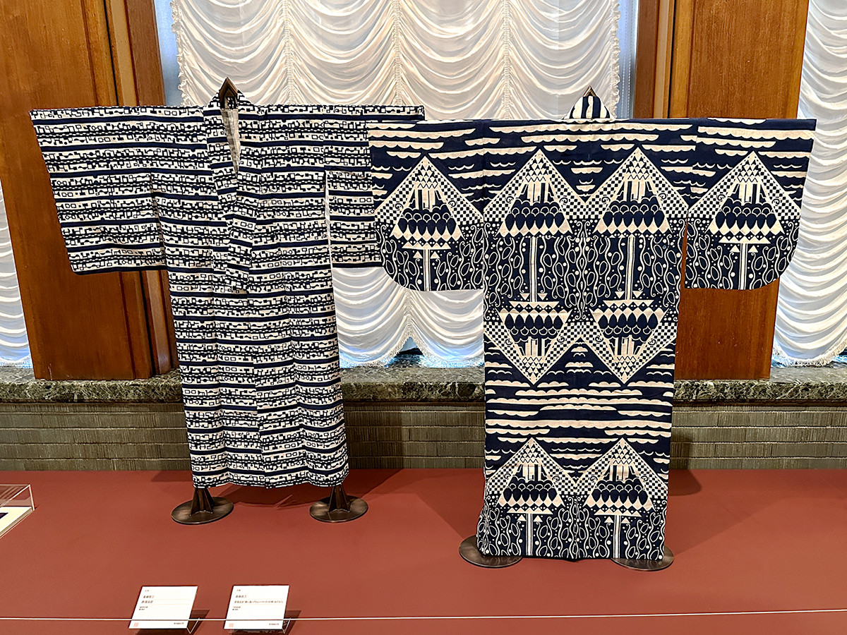 東京都庭園美術館「交歓するモダン　機能と装飾のポリフォニー」会場より　chapter 3「1919-1925」　（左から）斉藤佳三《表現浴衣》制作年不詳 東京藝術大学 ／ 斉藤佳三《表現浴衣「青い鳥（ブルーバード）の塒（ねぐら）」》1930年頃 東京藝術大学［展示期間：ともに 2022年12月17日～2023年1月22日］
