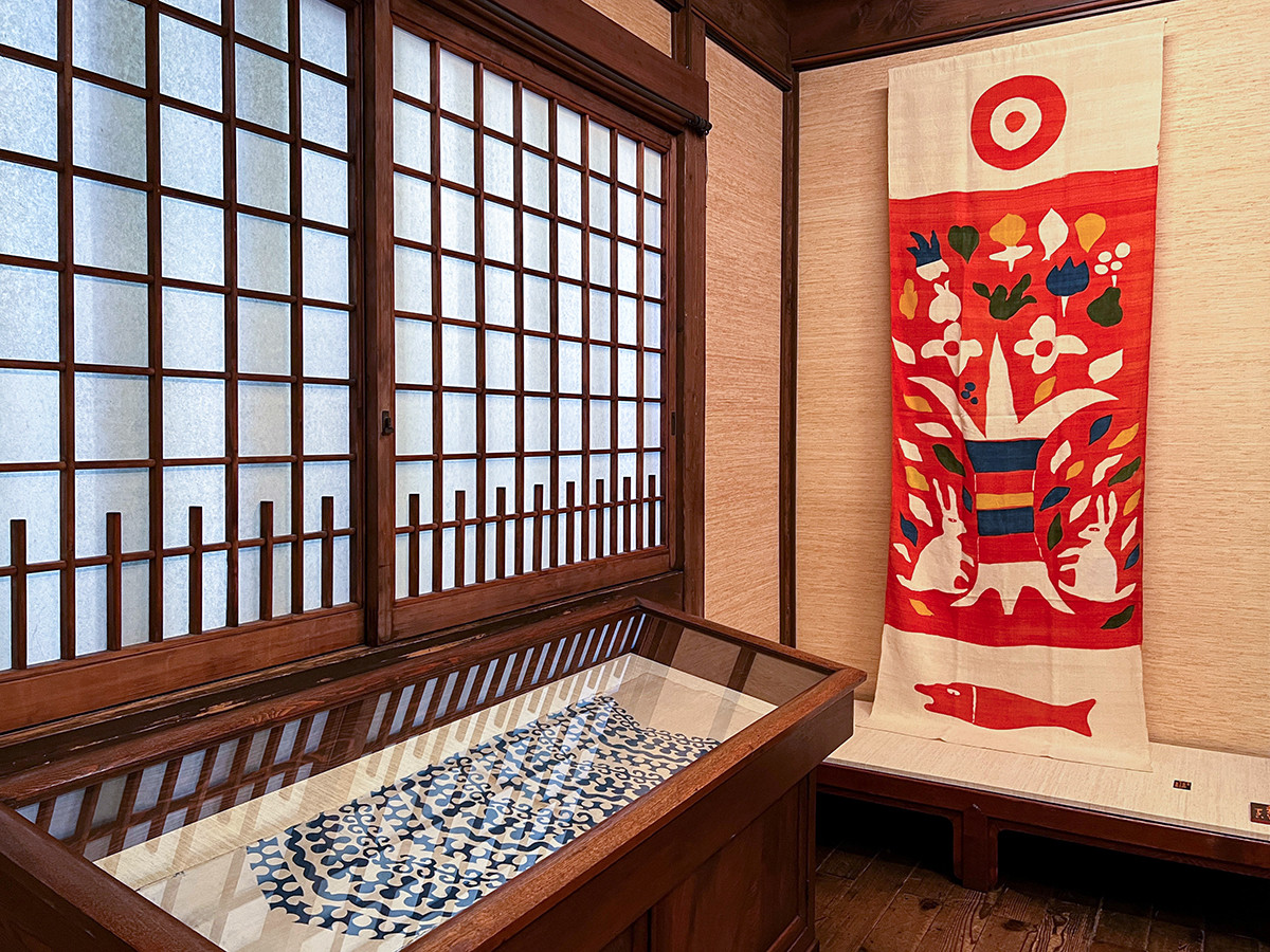 （左）型染唐草文カーテン・日本民藝館用（部分） 1950年頃