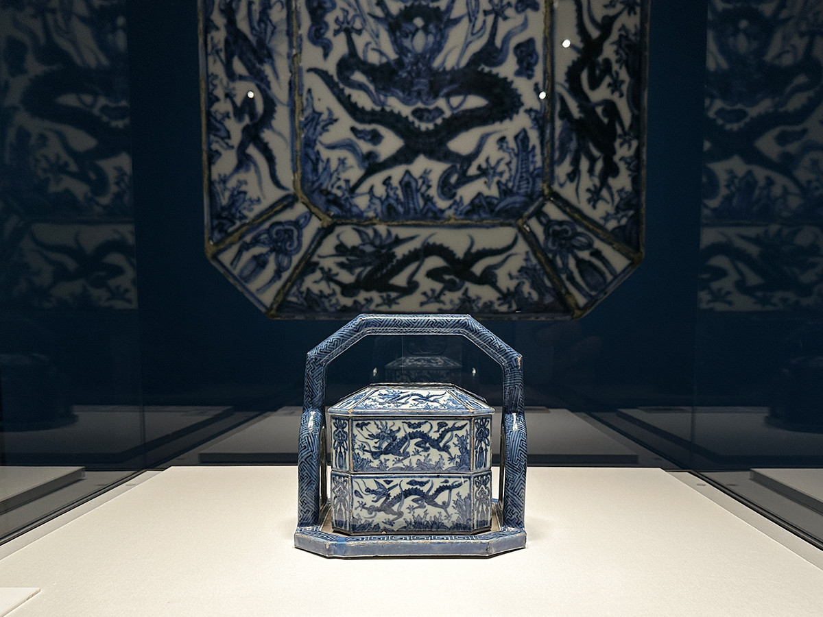 サントリー美術館「没後190年 木米」会場より　重要文化財 木米《染付龍濤文提重》江戸時代 19世紀 東京国立博物館