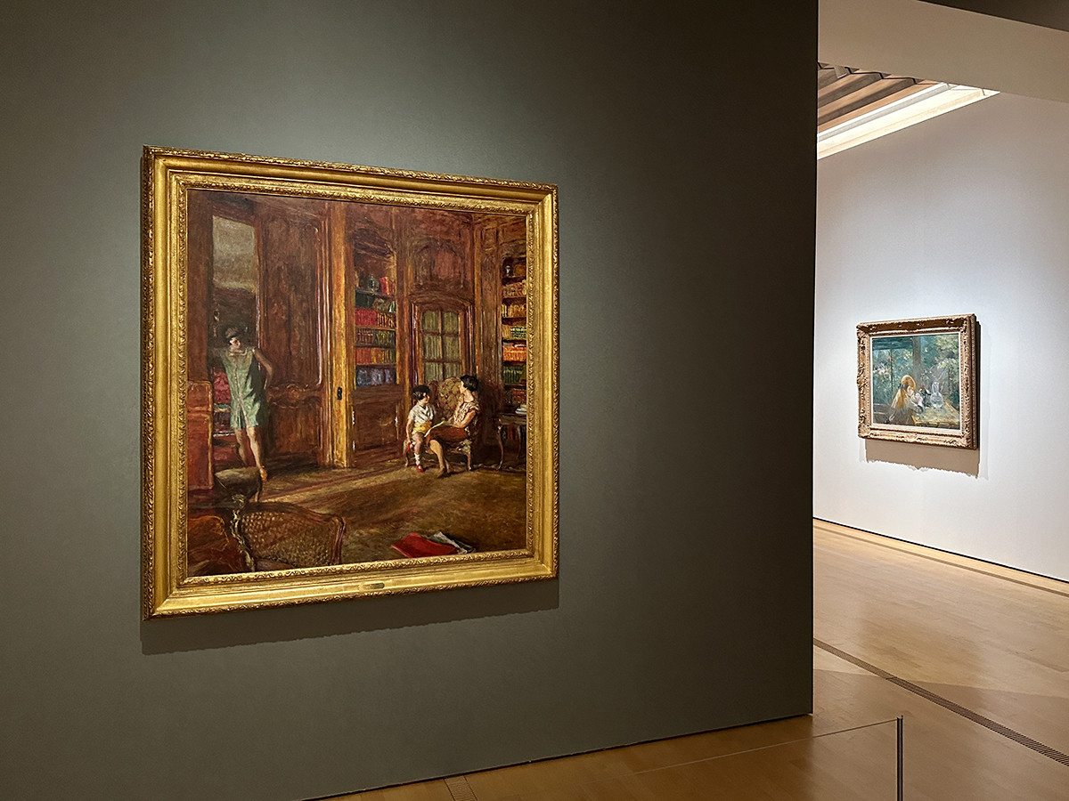 ポーラ美術館「部屋のみる夢」会場より　（左手前）エドゥアール・ヴュイヤール《書斎にて》1927-1928年 ヤマザキマザック美術館 ／ （右奥）ベルト・モリゾ《ベランダにて》1884年 ポーラ美術館