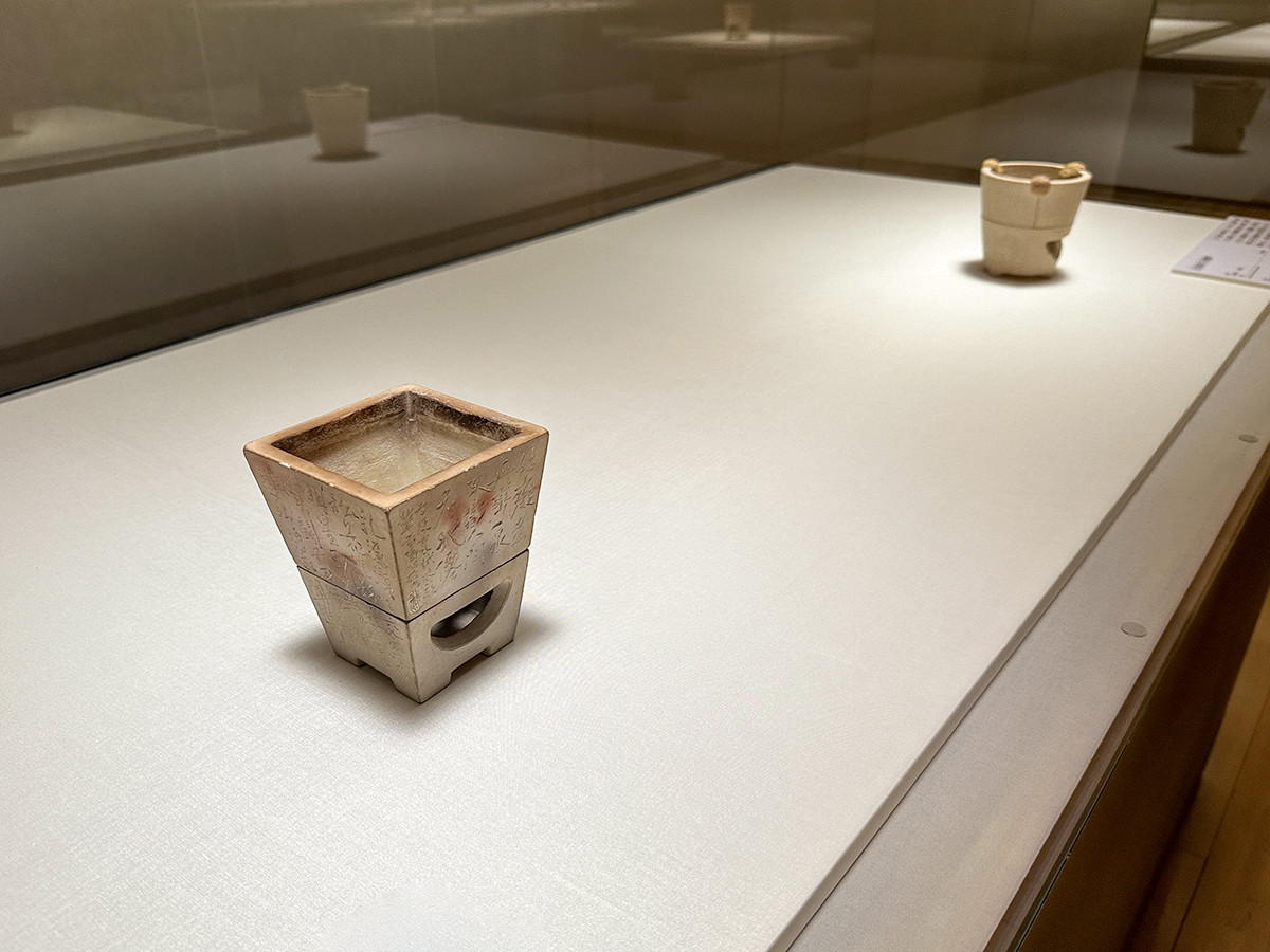 サントリー美術館「没後190年 木米」会場より　（手前から）木米《白泥詩文子母方炉》江戸時代 19世紀 ／ 木米《白泥詩文合離炉》江戸時代 19世紀 ともに個人蔵