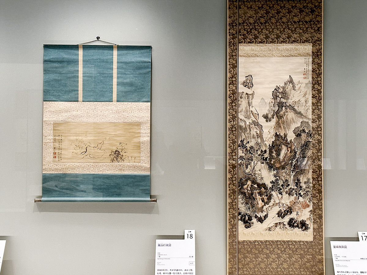 サントリー美術館「没後190年 木米」会場より　（左から）木米《嵐山行楽図》文政8年（1825） ／ 木米《重嶂飛泉図》江戸時代 19世紀 静嘉堂文庫美術館［展示期間：ともに2/8～2/27］