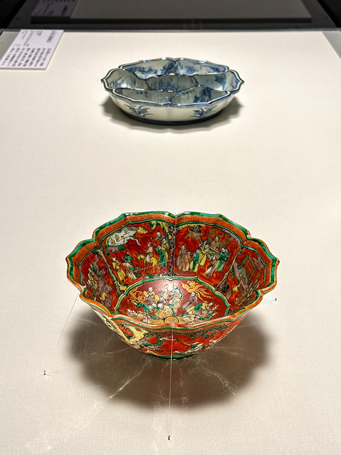 サントリー美術館「没後190年 木米」会場より　（手前）木米《金襴手百老図輪花鉢》江戸時代 19世紀 出光美術館