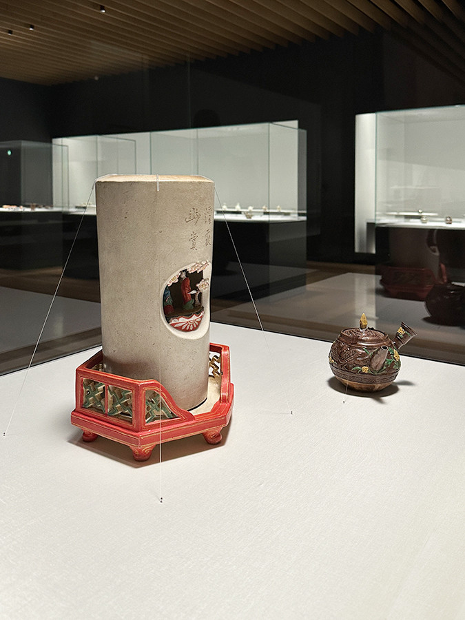 サントリー美術館「没後190年 木米」会場より　（手前2点）木米《白泥煙霞幽賞銘一文字炉・炉座・交趾釉鳳凰文急須》天保3年（1832）出光美術館
