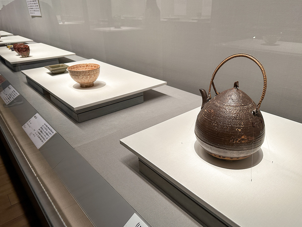 サントリー美術館「没後190年 木米」会場より　（右手前）木米《鉄釉茄子形土瓶》江戸時代 19世紀 個人蔵