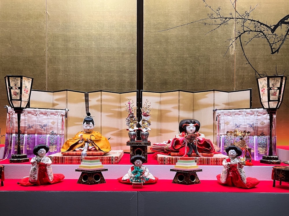 静嘉堂文庫美術館「お雛さま ─ 岩﨑小彌太邸へようこそ」会場