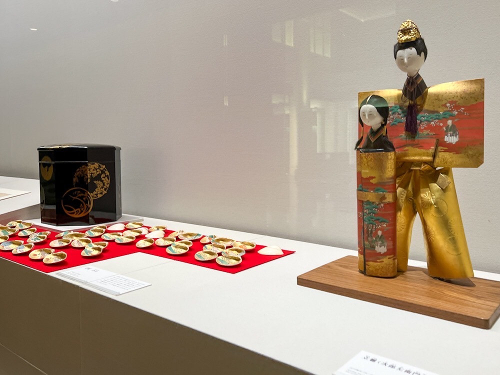 静嘉堂文庫美術館「お雛さま ─ 岩﨑小彌太邸へようこそ」会場