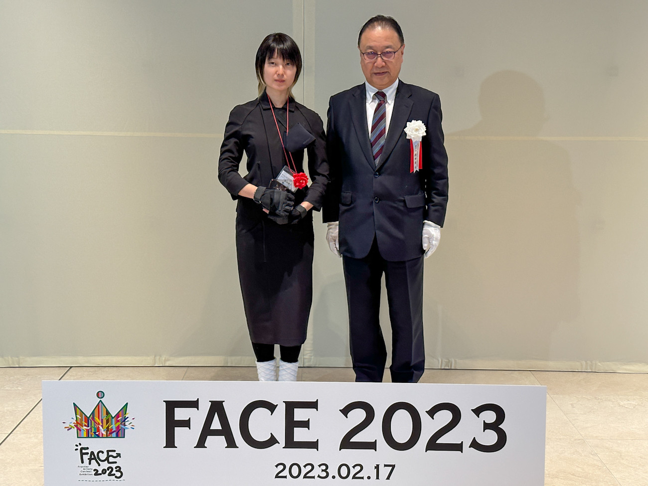 SOMPO美術館「FACE展2023」表彰式会場より (左から)グランプリの吉田桃子さん、公益財団法人SOMPO美術財団 櫻田謙悟 理事長
