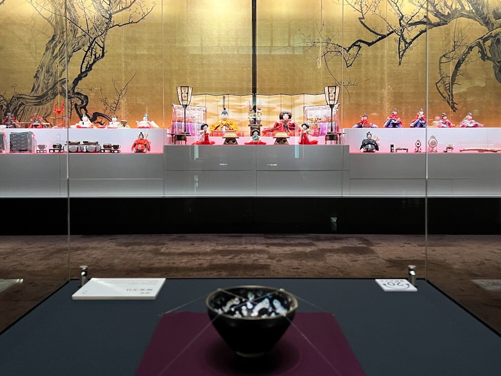 静嘉堂文庫美術館「お雛さま ─ 岩﨑小彌太邸へようこそ」会場