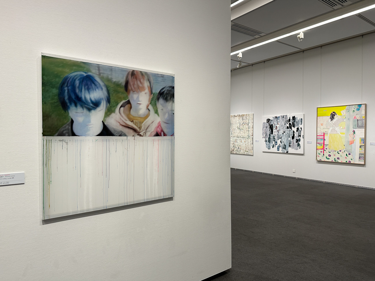 SOMPO美術館「FACE展2023」会場 (左)グランプリ 吉田桃子《Still milky_tune #4》