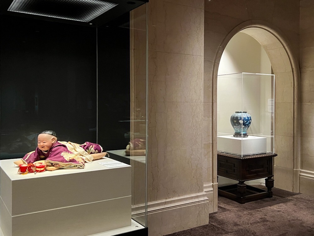 静嘉堂文庫美術館「お雛さま ─ 岩﨑小彌太邸へようこそ」会場