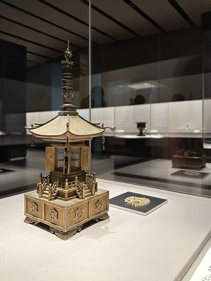 根津美術館「仏具の世界　信仰と美のかたち」会場より　《舎利塔》江戸時代 17～18世紀