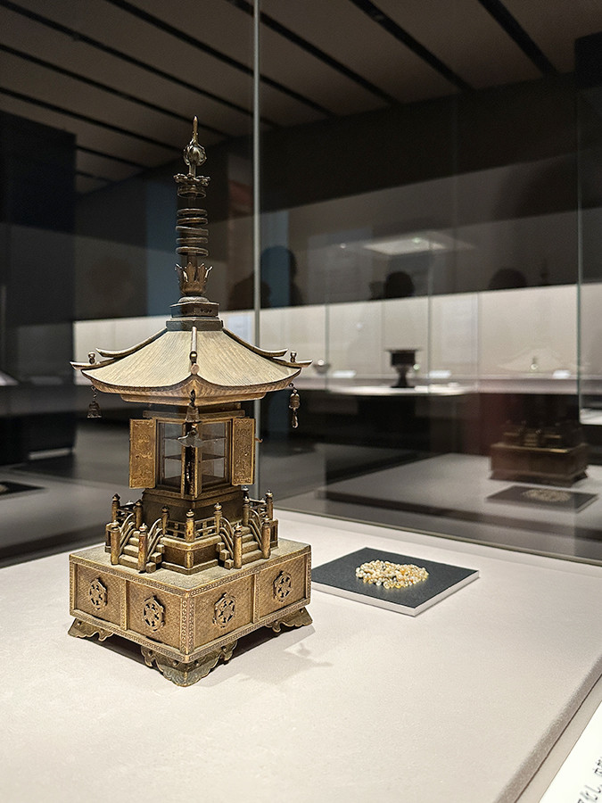 根津美術館「仏具の世界 信仰と美のかたち」会場より 《舎利塔》江戸時代 17~18世紀