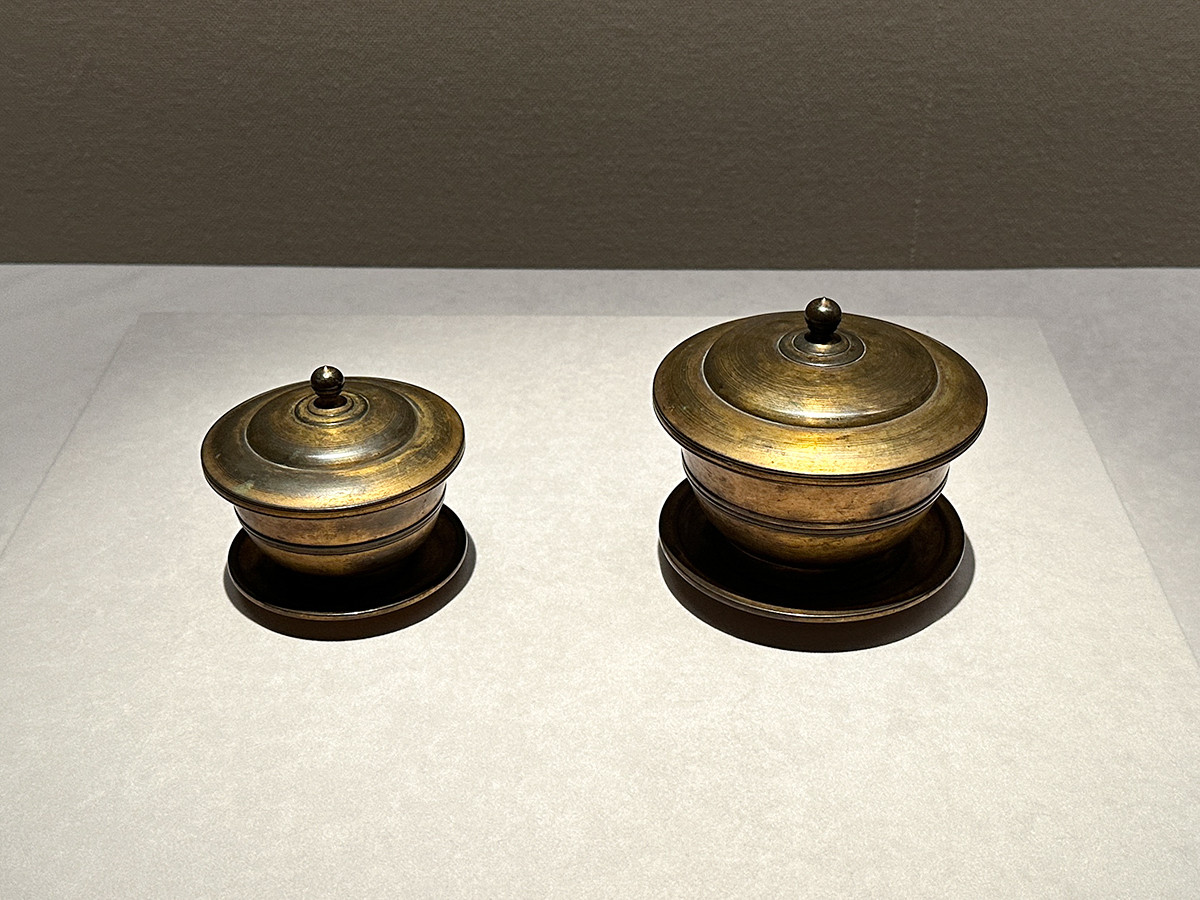 根津美術館「仏具の世界 信仰と美のかたち」会場より 《灑水器・塗香器》江戸時代 17~18世紀