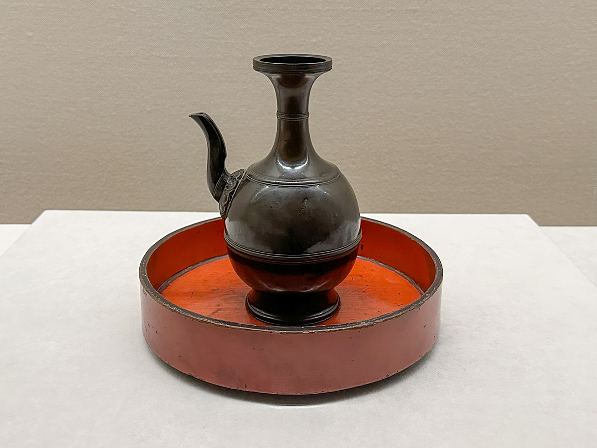 根津美術館「仏具の世界 信仰と美のかたち」会場より 《布薩形水瓶》鎌倉時代 13世紀