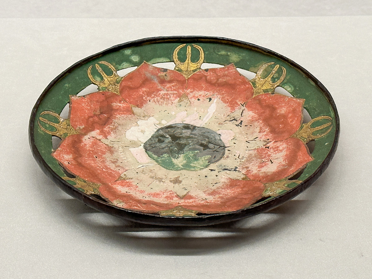 根津美術館「仏具の世界 信仰と美のかたち」会場より 《彩絵華籠》鎌倉時代 14世紀