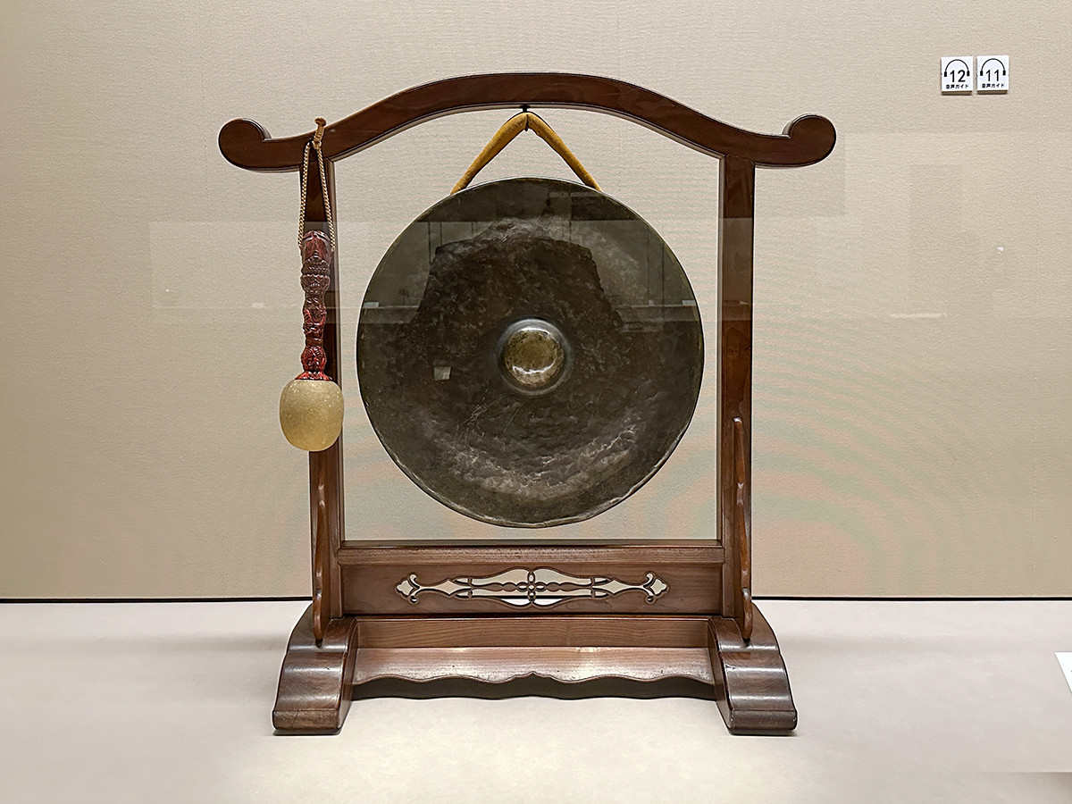 根津美術館「仏具の世界　信仰と美のかたち」会場より　《銅鑼》東南アジア 17～18世紀