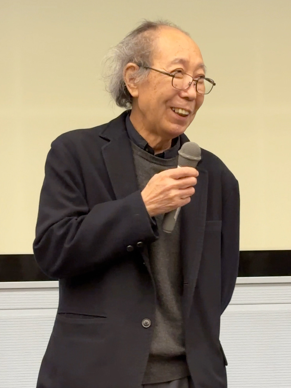 埼玉県立近代美術館「戸谷成雄 彫刻」会場より　戸谷成雄さん