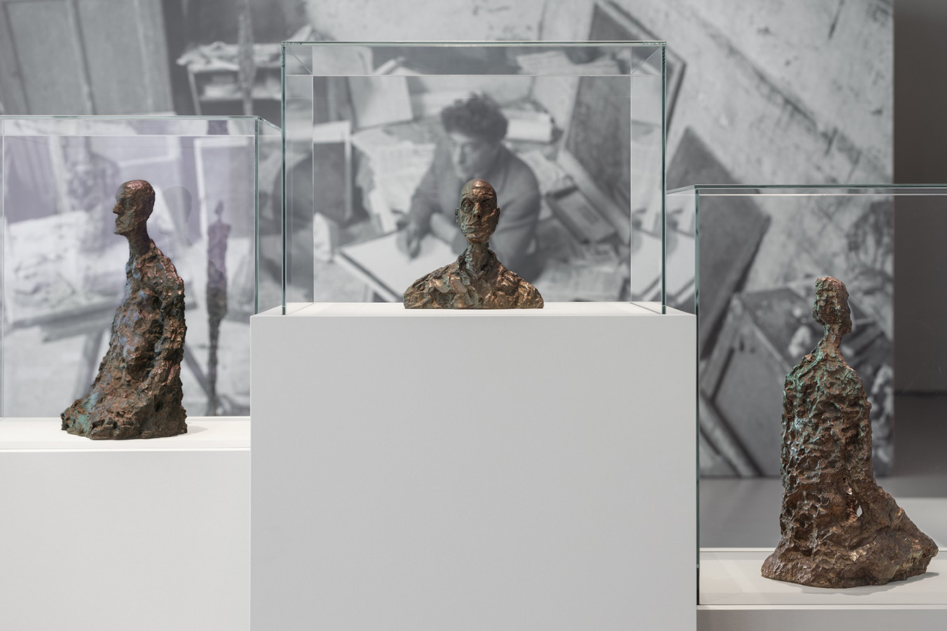 ALBERTO GIACOMETTI エスパス ルイ･ヴィトン大阪での展示風景（2023年） Exhibition view at Espace Louis Vuitton Osaka (2023) Fondation Louis Vuitton, Paris © Succession Alberto Giacometti / Adagp, Paris 2023 Photo credits: © Jérémie Souteyrat / Louis Vuitton