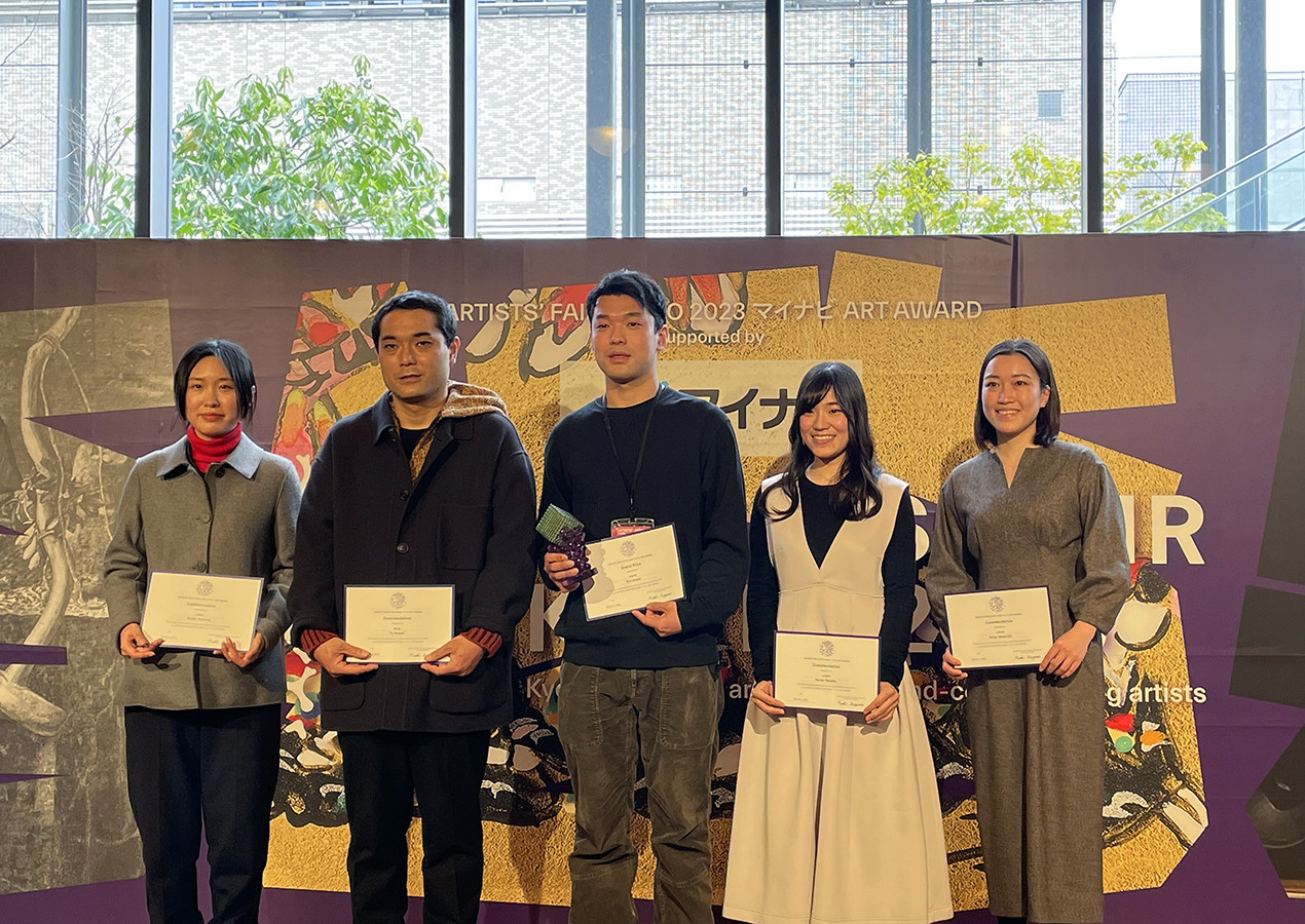 受賞されたアーティスト 左から八島良子さん、明石雄さん、宇留野圭さん(最優秀賞)、山羽春季さん、山西杏奈さん(宇留野さん以外の4名は優秀賞受賞)