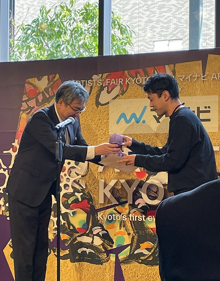 「ARTISTS' FAIR KYOTO 2023 マイナビ ART AWARD」授賞式の様子