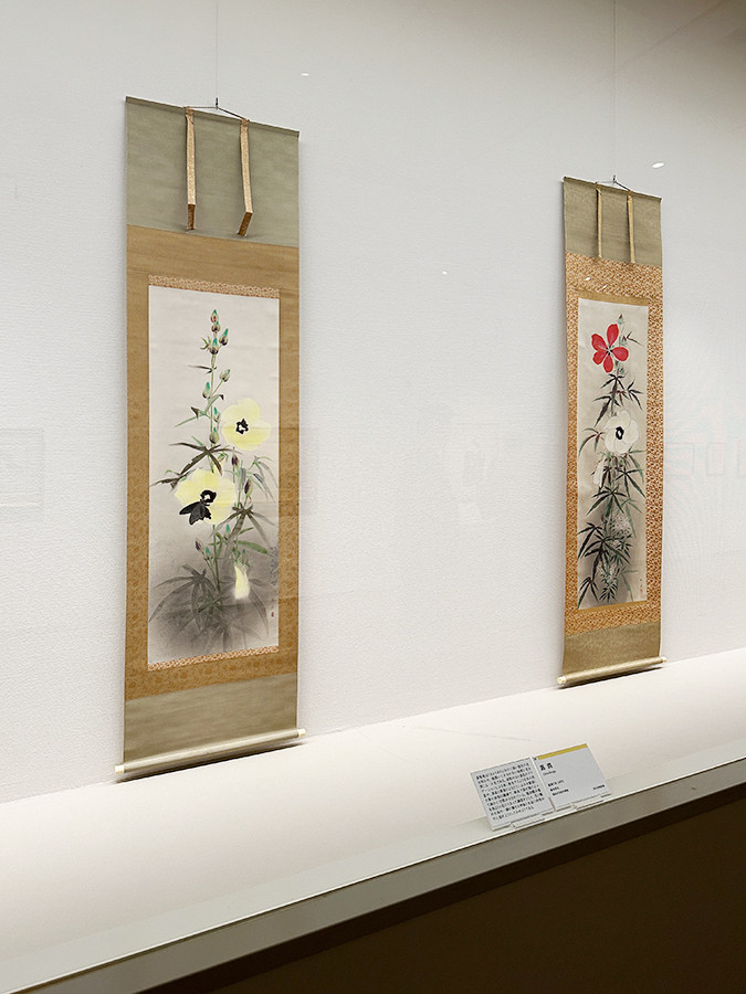 茨城県近代美術館「速水御舟展」会場より　（左から）《露潤》昭和7年（1932）福田美術館 ／ 《草花図》昭和7年（1932）京都国立近代美術館