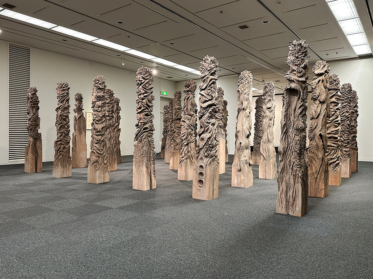 埼玉県立近代美術館「戸谷成雄 彫刻」会場より 《森Ⅸ》2008 ベルナール・ビュフェ美術館