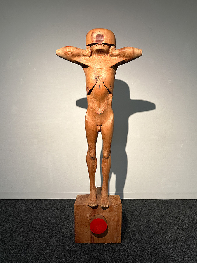 埼玉県立近代美術館「戸谷成雄 彫刻」会場より 《器Ⅲ》1973 愛知県立芸術大学