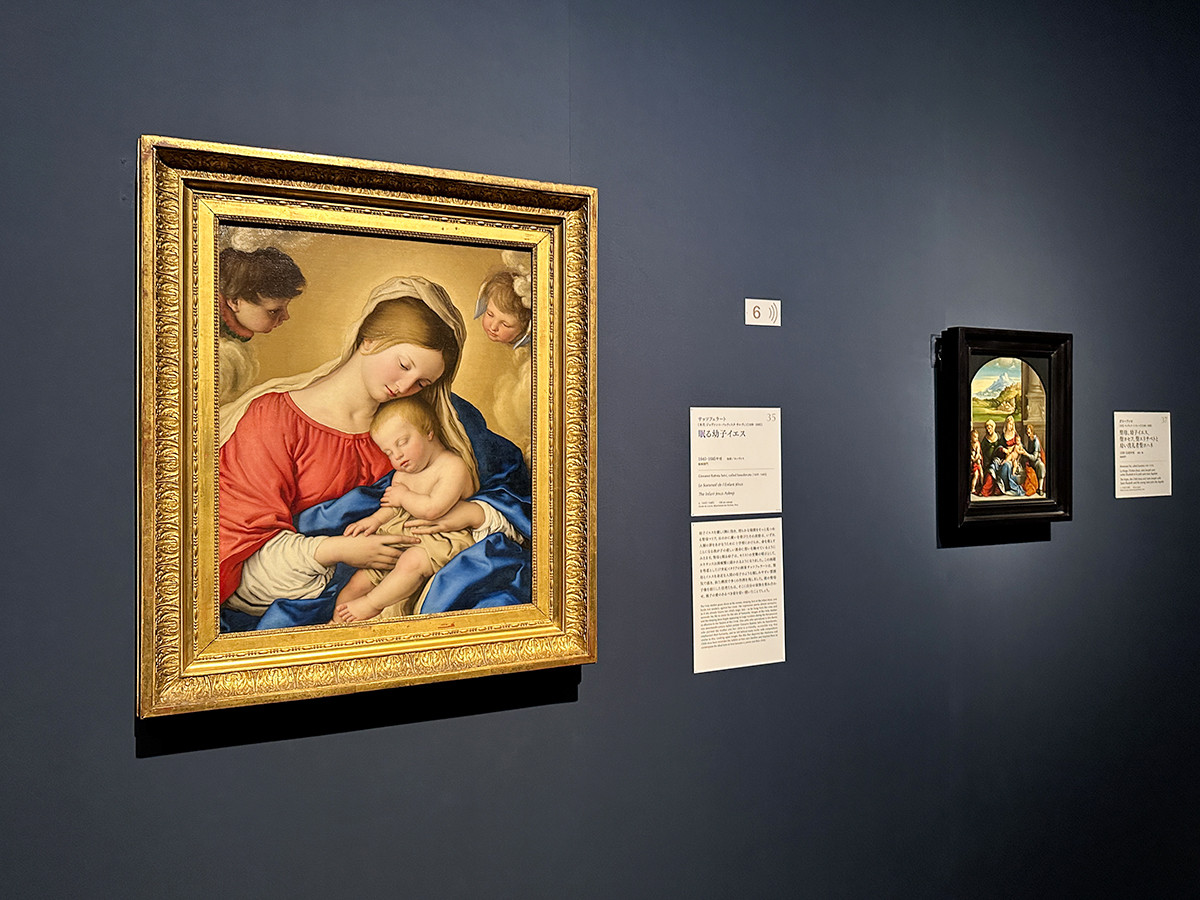 国立新美術館「ルーヴル美術館展　愛を描く」会場より　（左）サッソフェラート（本名 ジョヴァンニ・バッティスタ・サルヴィ）《眠る幼子イエス》1640-1685年頃　展示風景