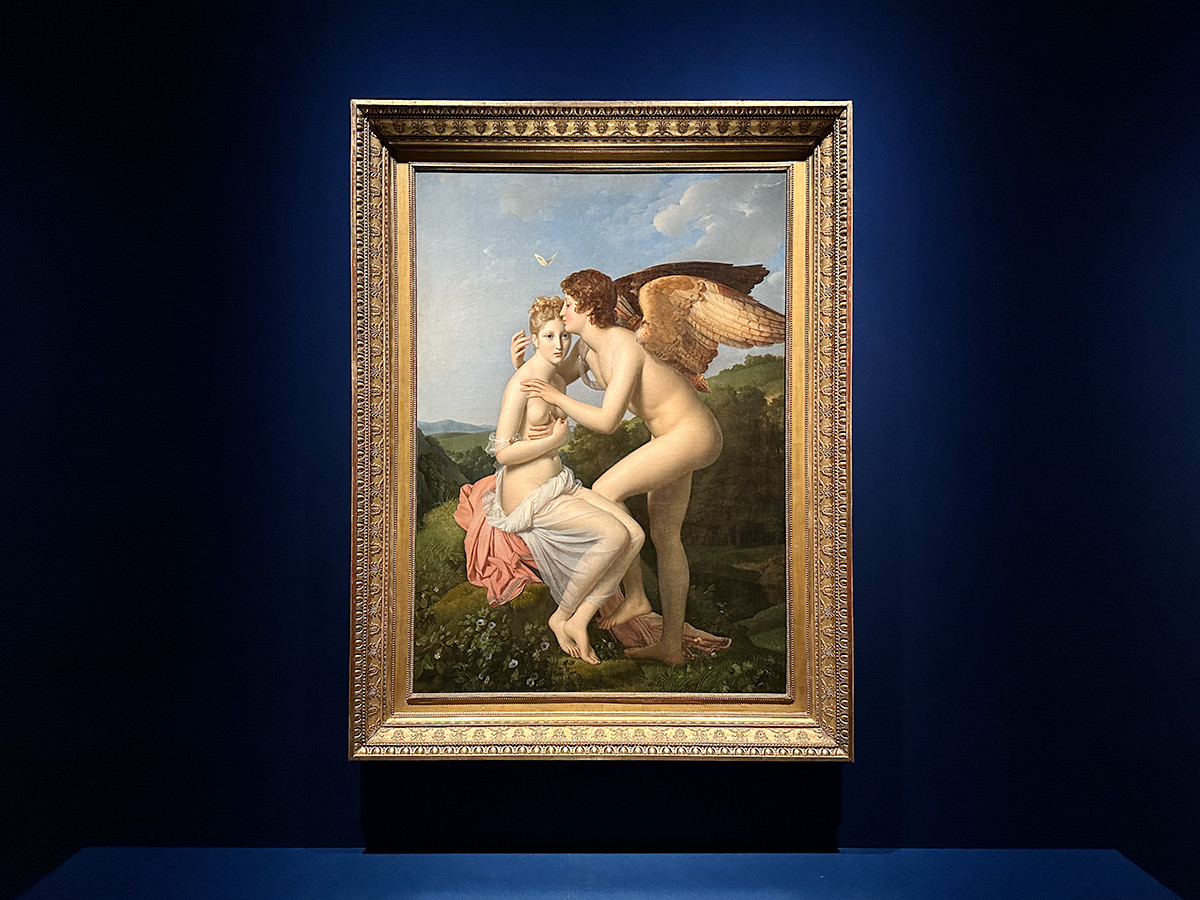 国立新美術館「ルーヴル美術館展　愛を描く」会場より　フランソワ・ジェラール《アモルとプシュケ》、または《アモルの最初のキスを受けるプシュケ》1798年　展示風景